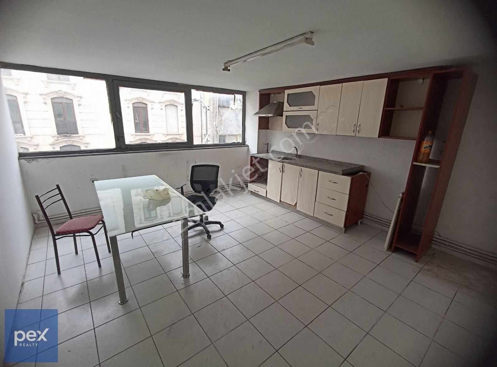 Sultanbeyli De Kiralık 450m² Yüksek Tavan Tabela Değerli Dükkan
