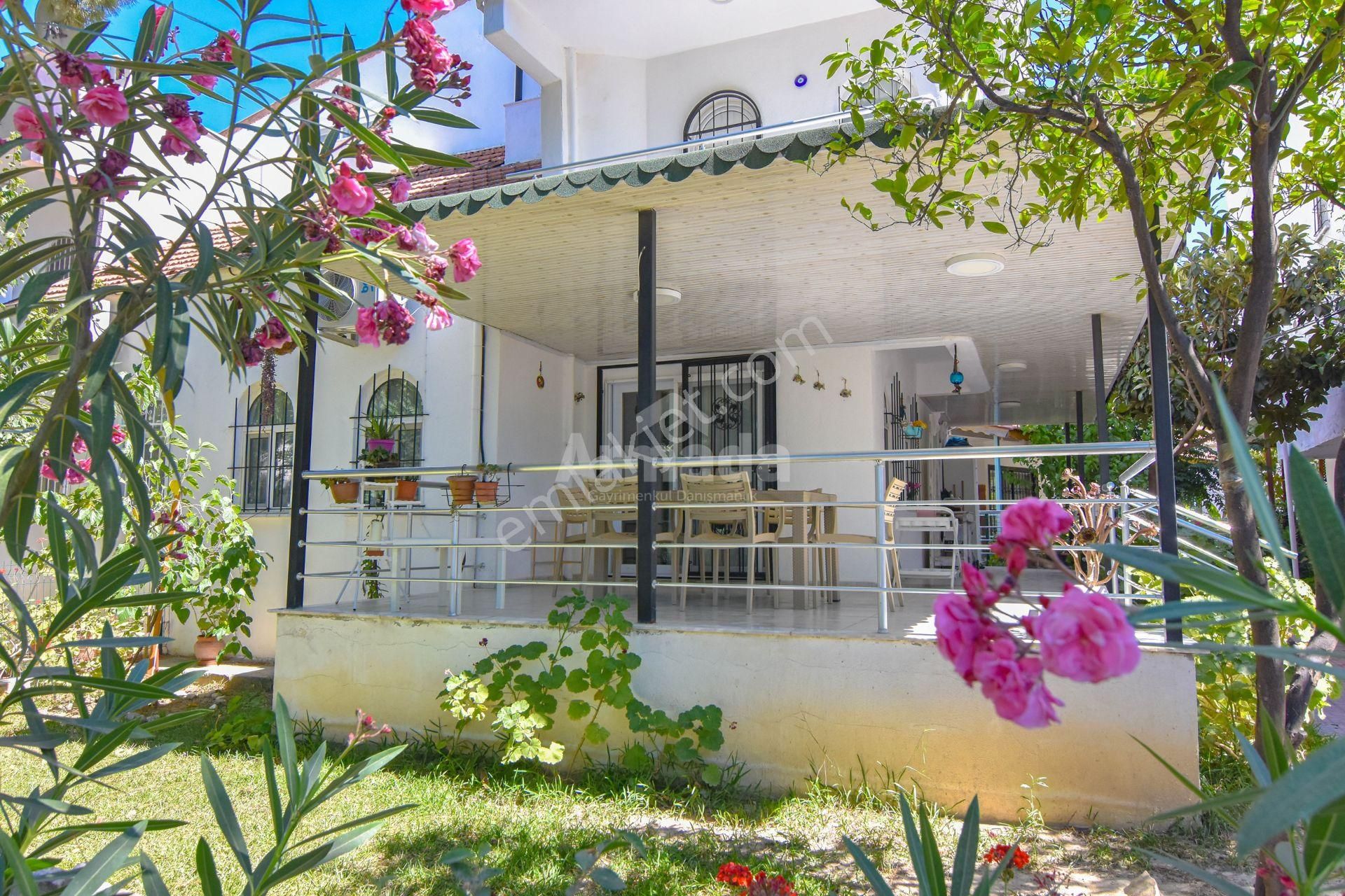 Kuşadası Kadınlar Denizi'nde Bakımlı 3+1 Satılık Villa