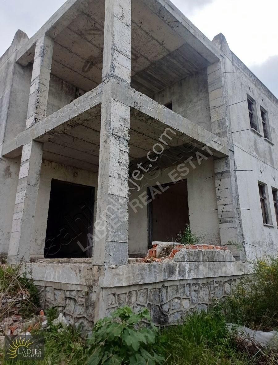İncebel Tatil Sitesinde Deniz Ve Havalimanı Manzaralı Villa