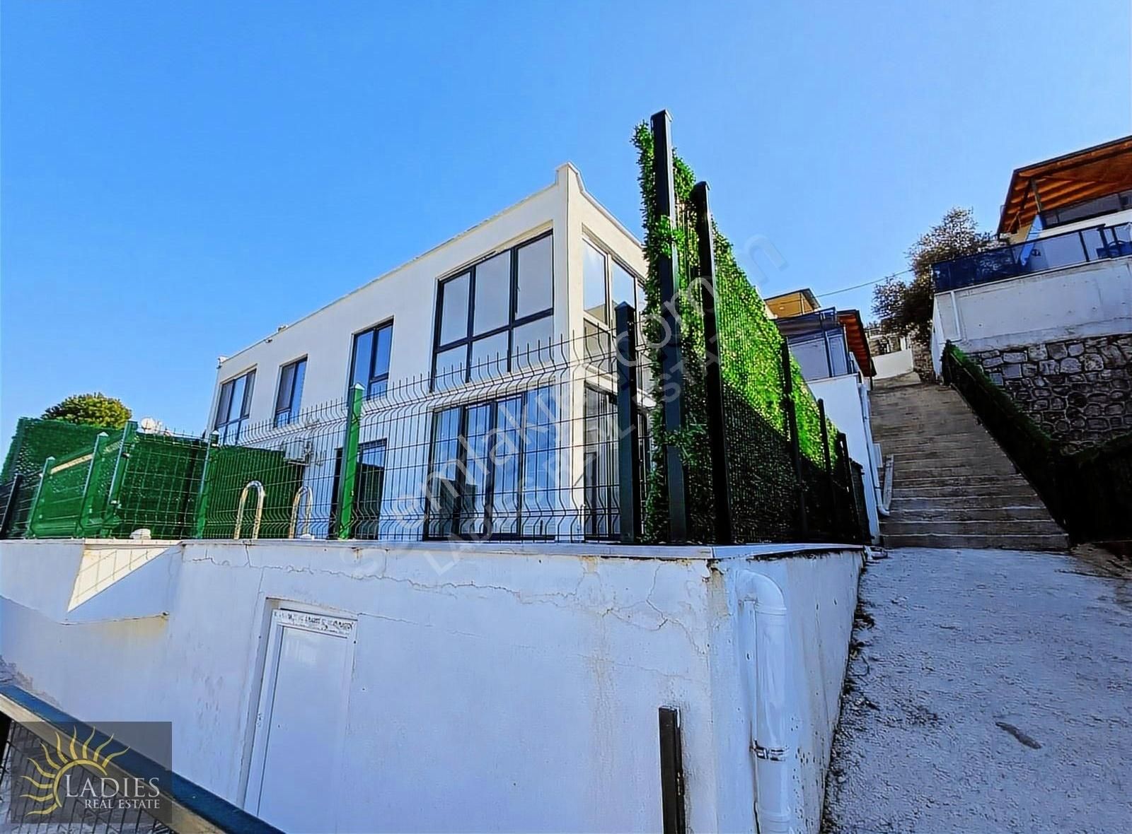 Ladies Emlaktan 3+1 Havuzlu Yarı Müstakil Villa