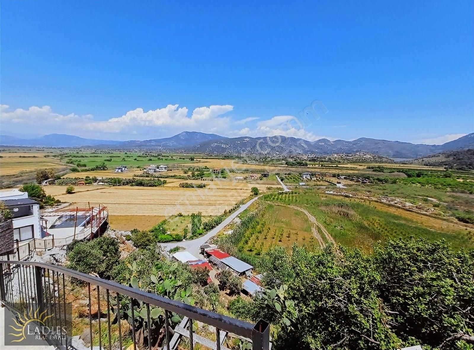 Dalamanda Manzaralı Natamam Villa