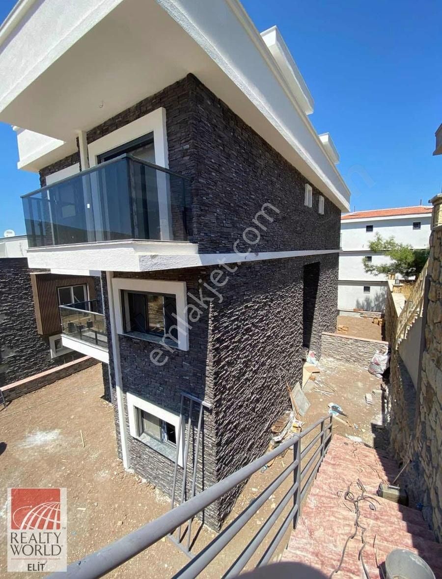 Narezende 5+1 Ebeveyn Banyolu Şömineli Lux Satılık Triplex