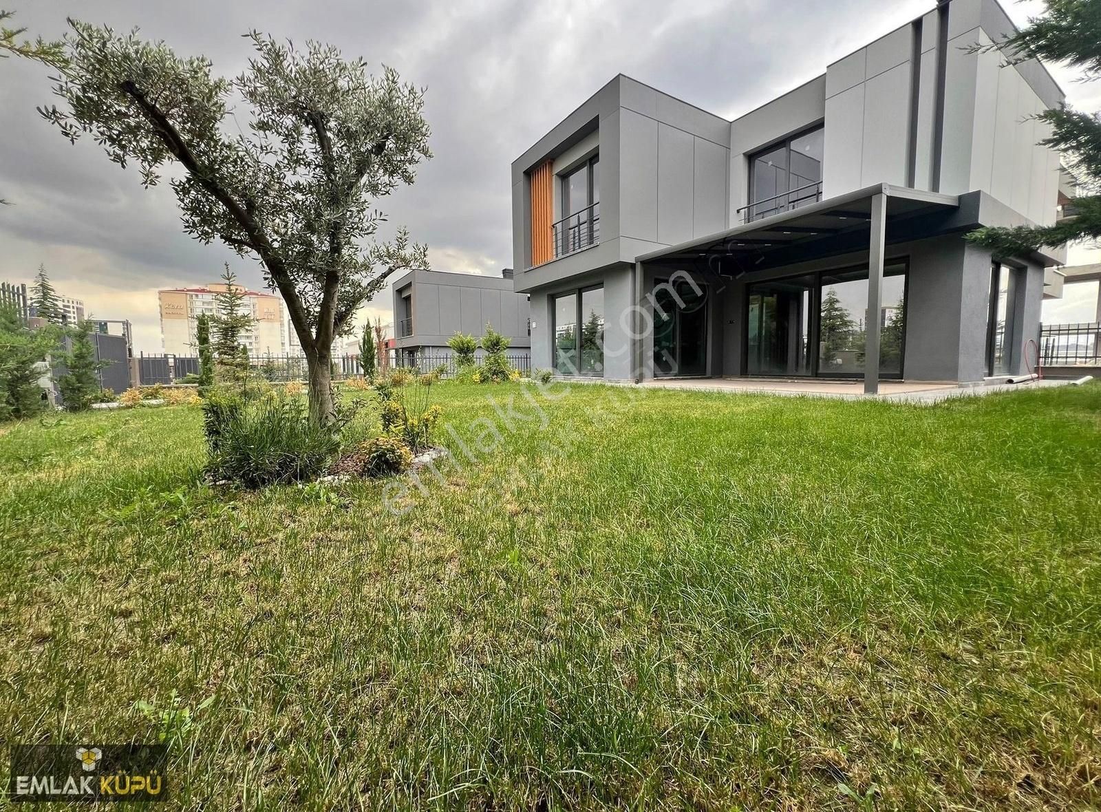 500m² Bahçe Kullanım Alanıyla Full Yapılı 6+1 Villa