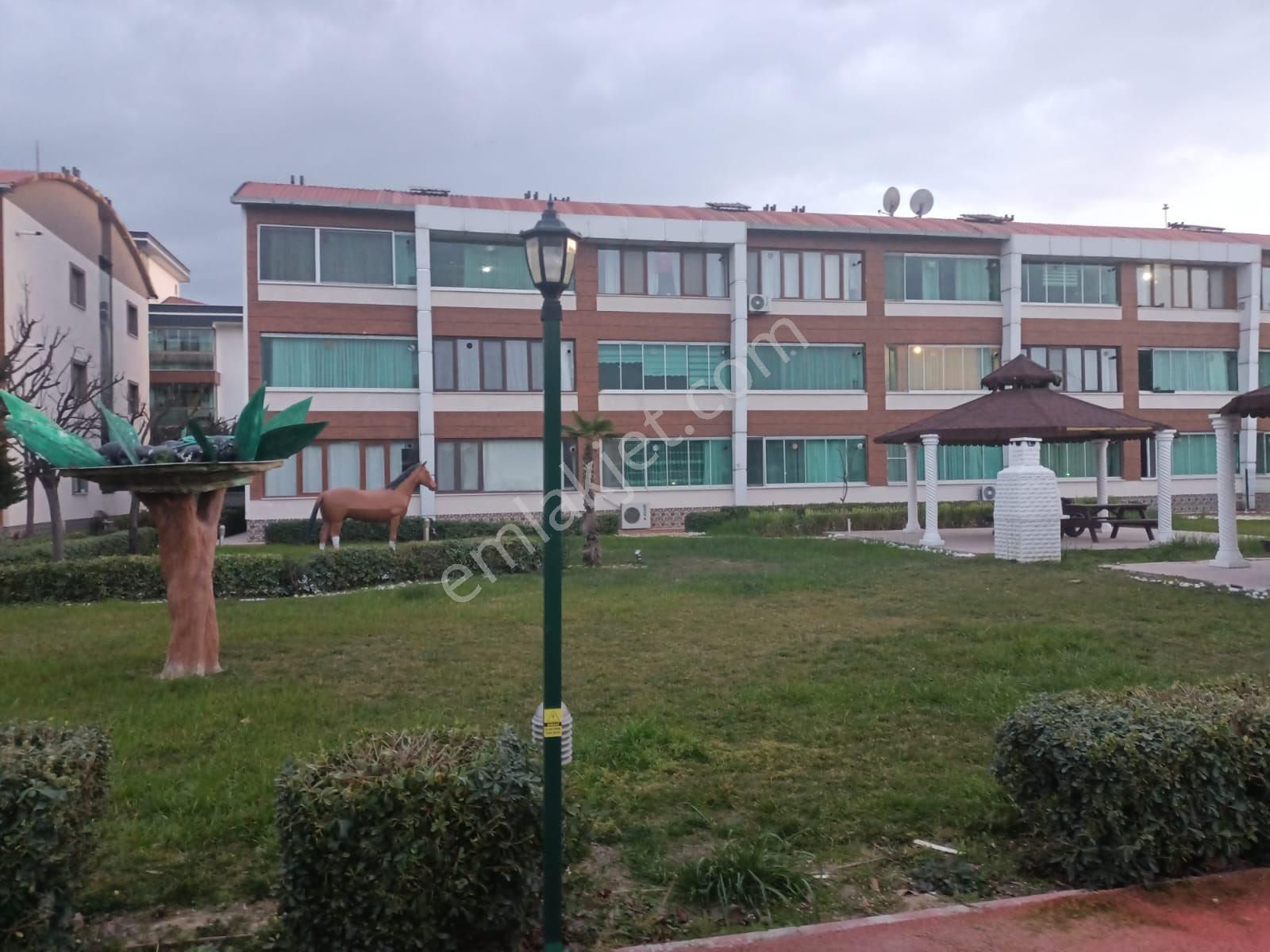 Emlak Center'dan Muradiye Villalar Bölgesinde Satılık Eşyalı 1+1