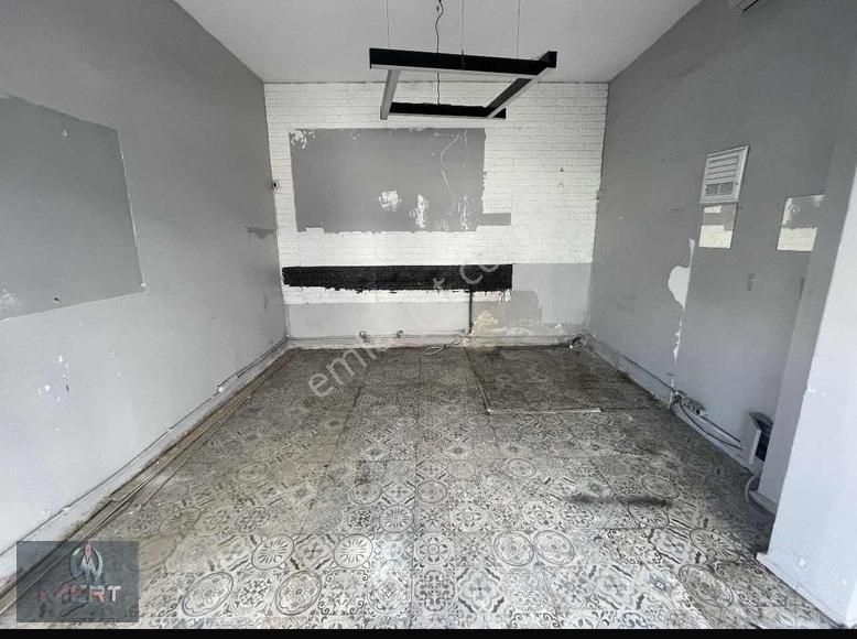 Suadiye De İşlek Cadde Üzerinde Kiralık Düz Ayak Dükkan
