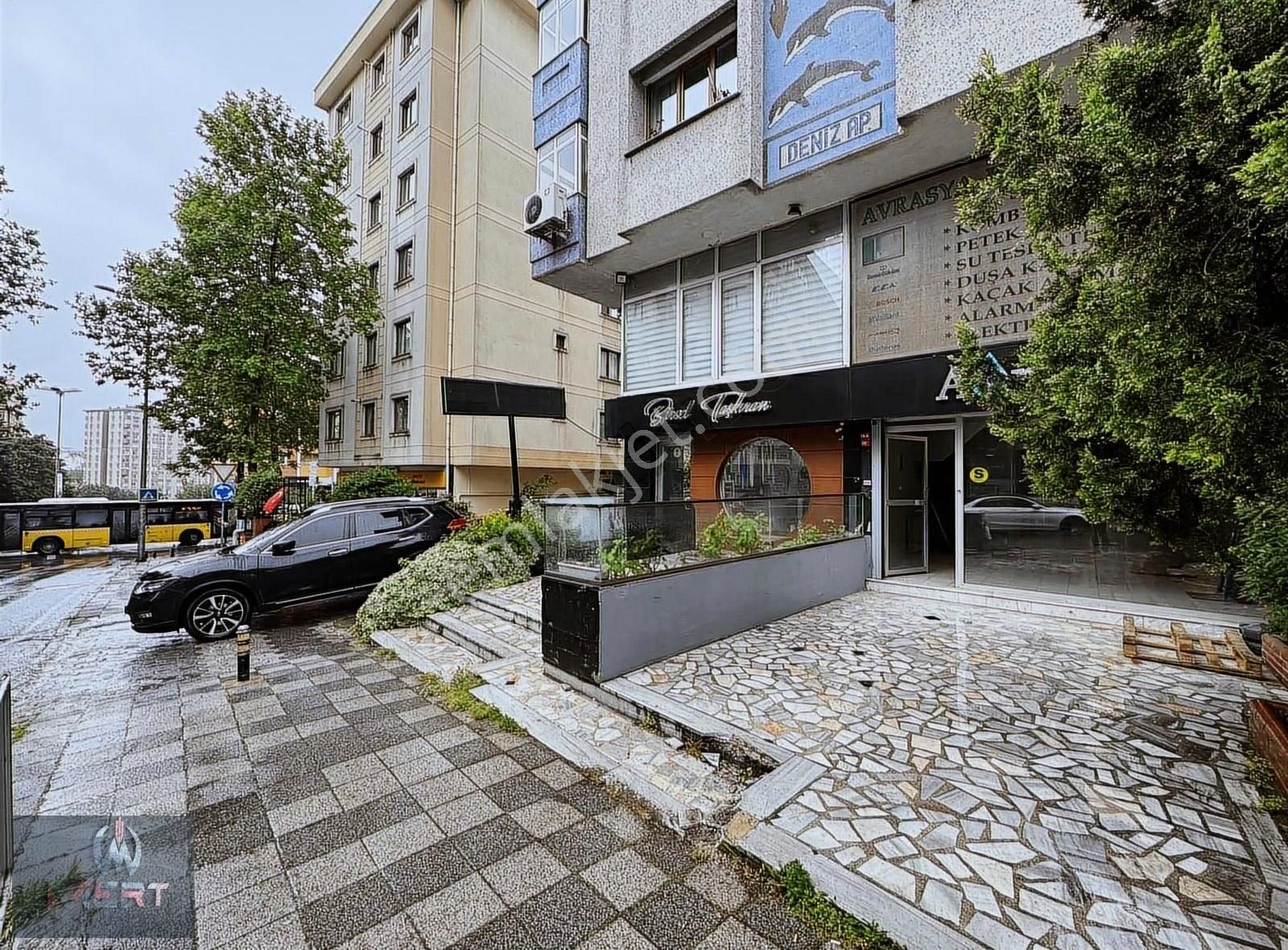 Ataşehir İçerenköy De Metroya Yakın Otoparklı Düz Giriş Dükkan
