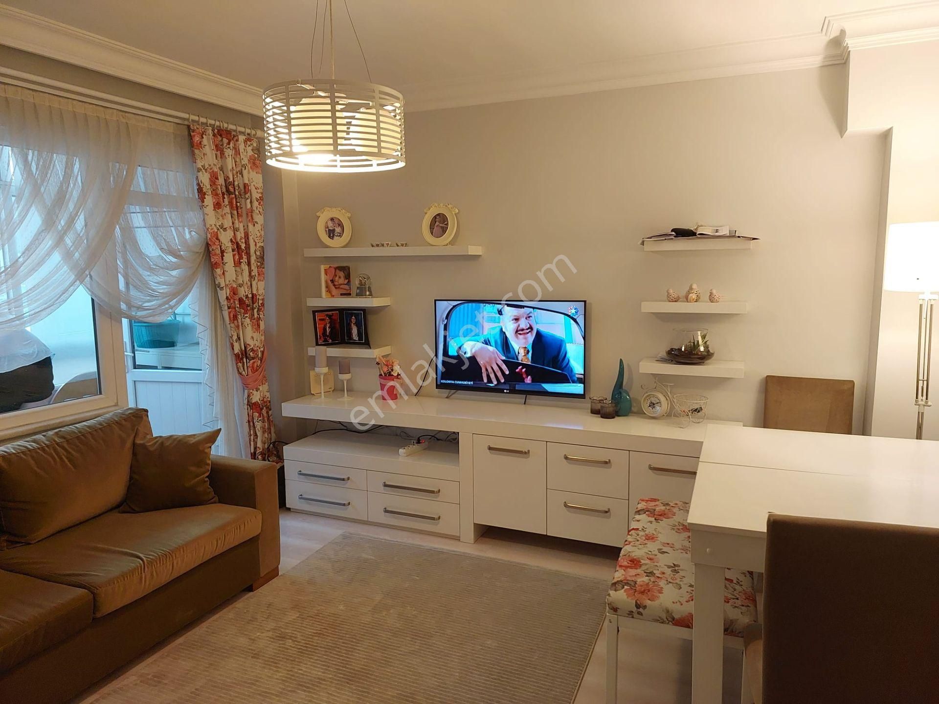 Güven Emlaktan 3+1ful Eşyalı Merkezi Konumda Ara Kat Kiralık Daire