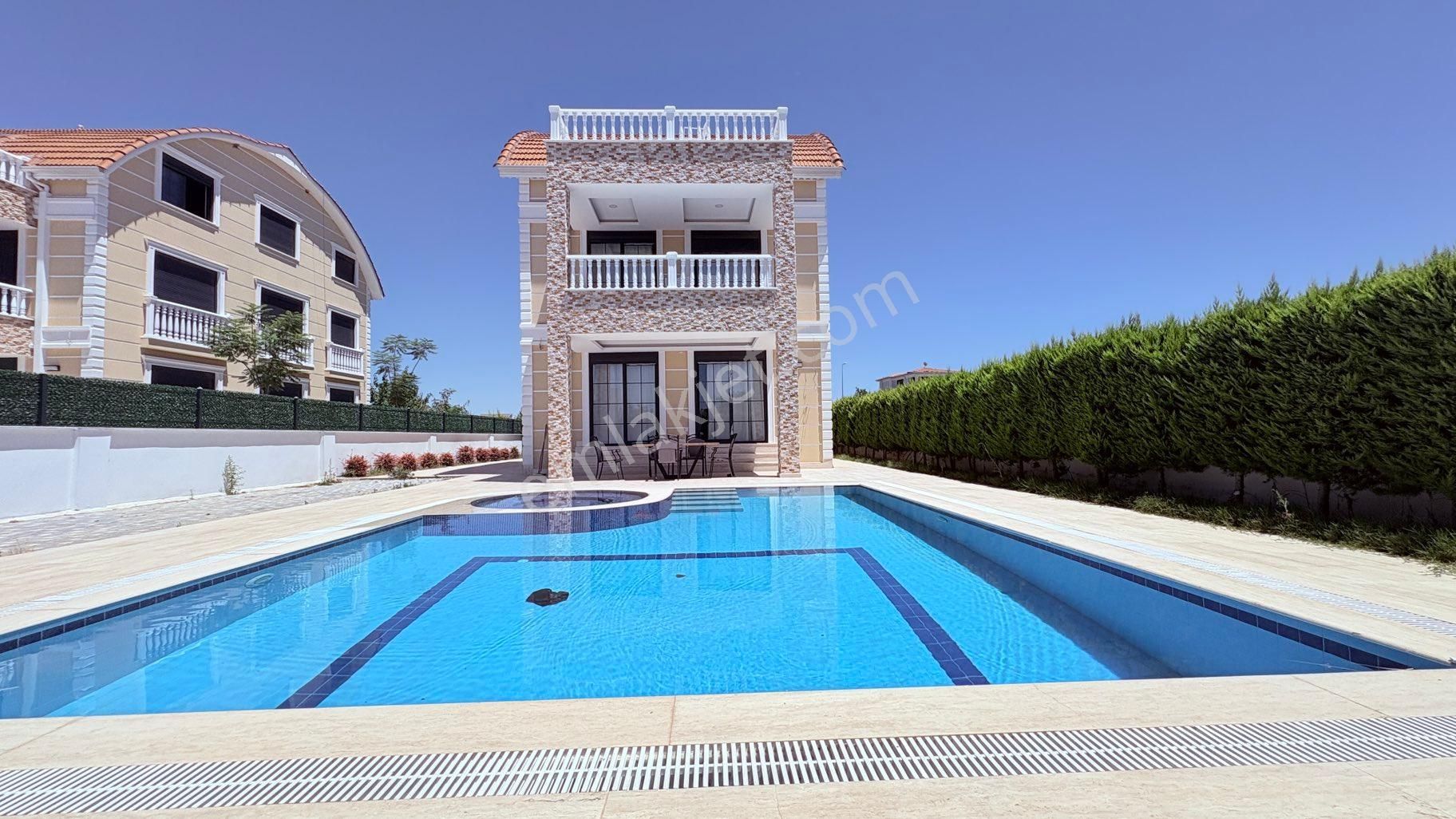 500m² Bahçede Lüks Yaşam: Jakuzili,havuzlu 6+1 Villa