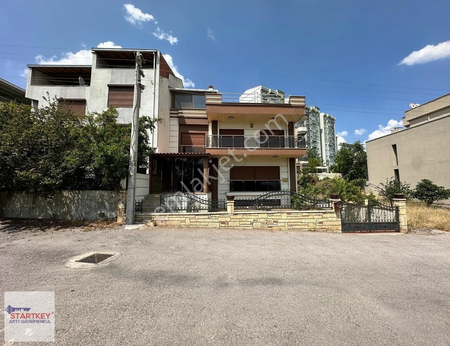 Aydınlıkevler De 6+1 Müstakil Bahçeli Kiralık 4 Katlı Villa