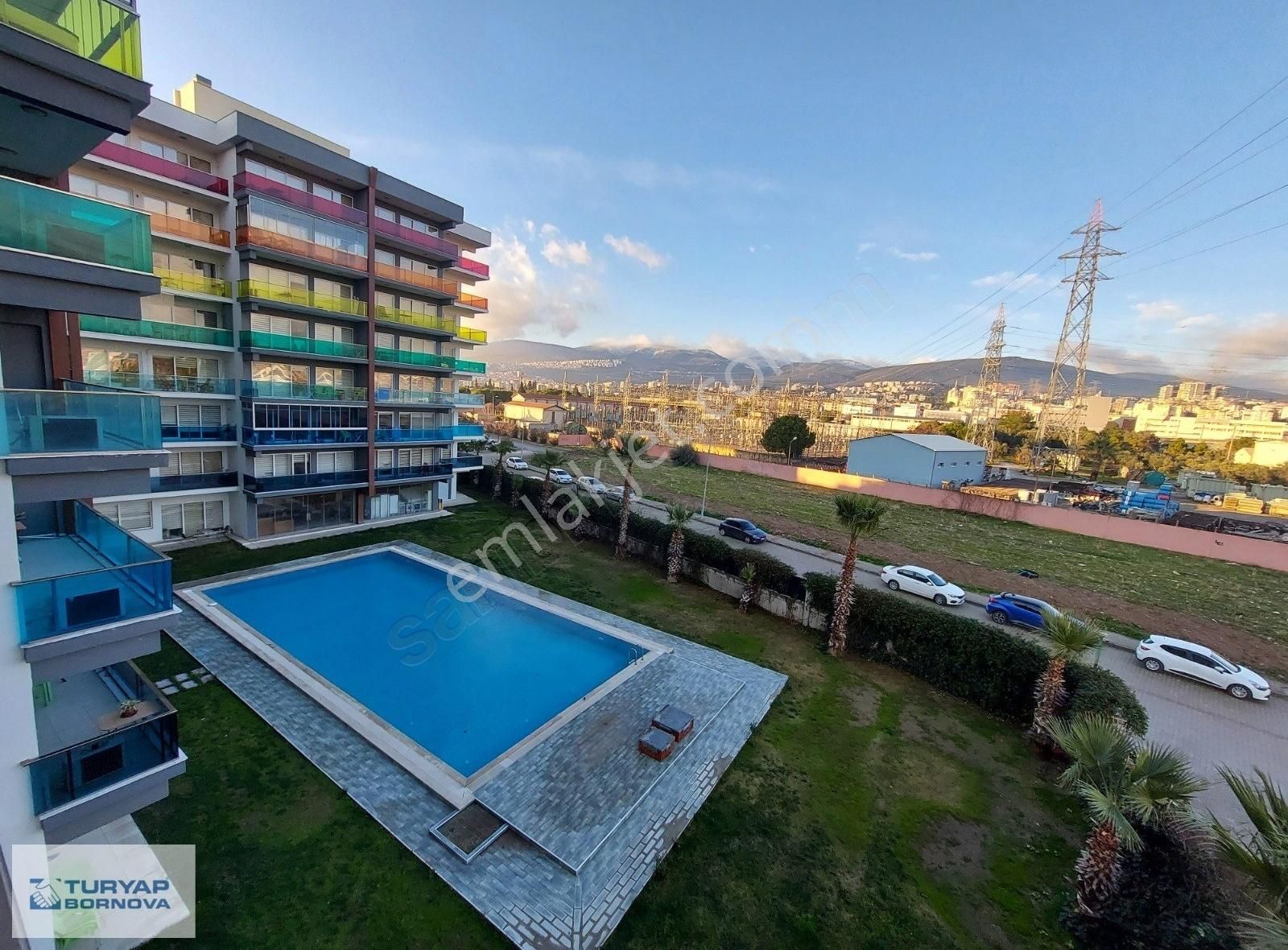 Park Bornova'da Kiralık Eşyalı Havuz Cephe Köşe 1+1 Daire