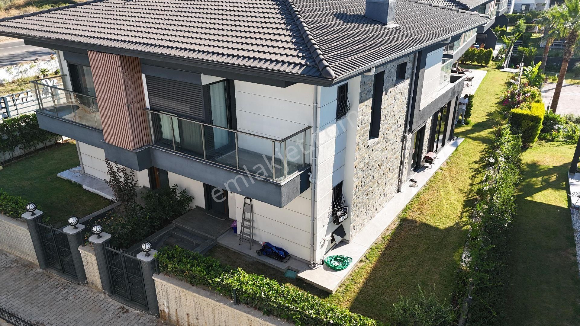 Kuşadası Güzelçamlı'da Denize Yakın Havuzlu Sitede 3+1 Villa