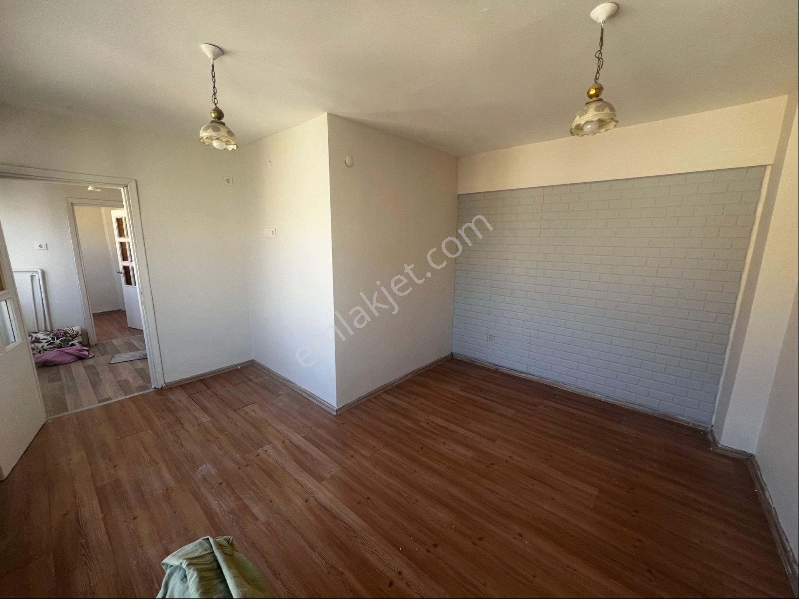 Naz Emlaktan Bağlarbaşı Merkezde 1+1 Kiralık Daire