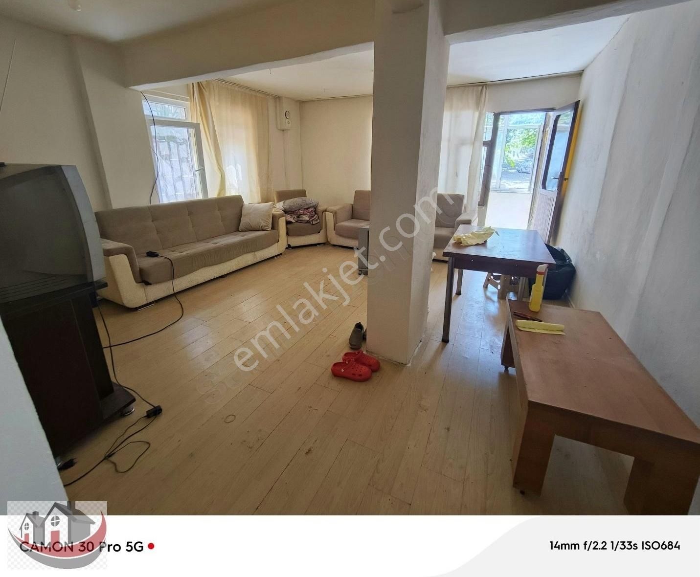 Güneyden Girne Mah De 3+1.95m2 Düz Giriş Sobalı Daire