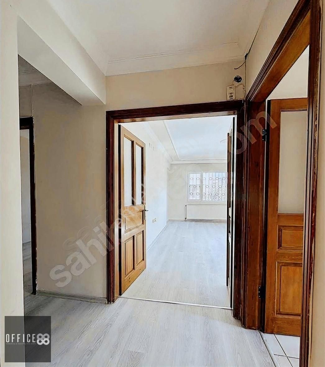 Adliye Smyrna Meydanı Yakını Kiralık 3+1