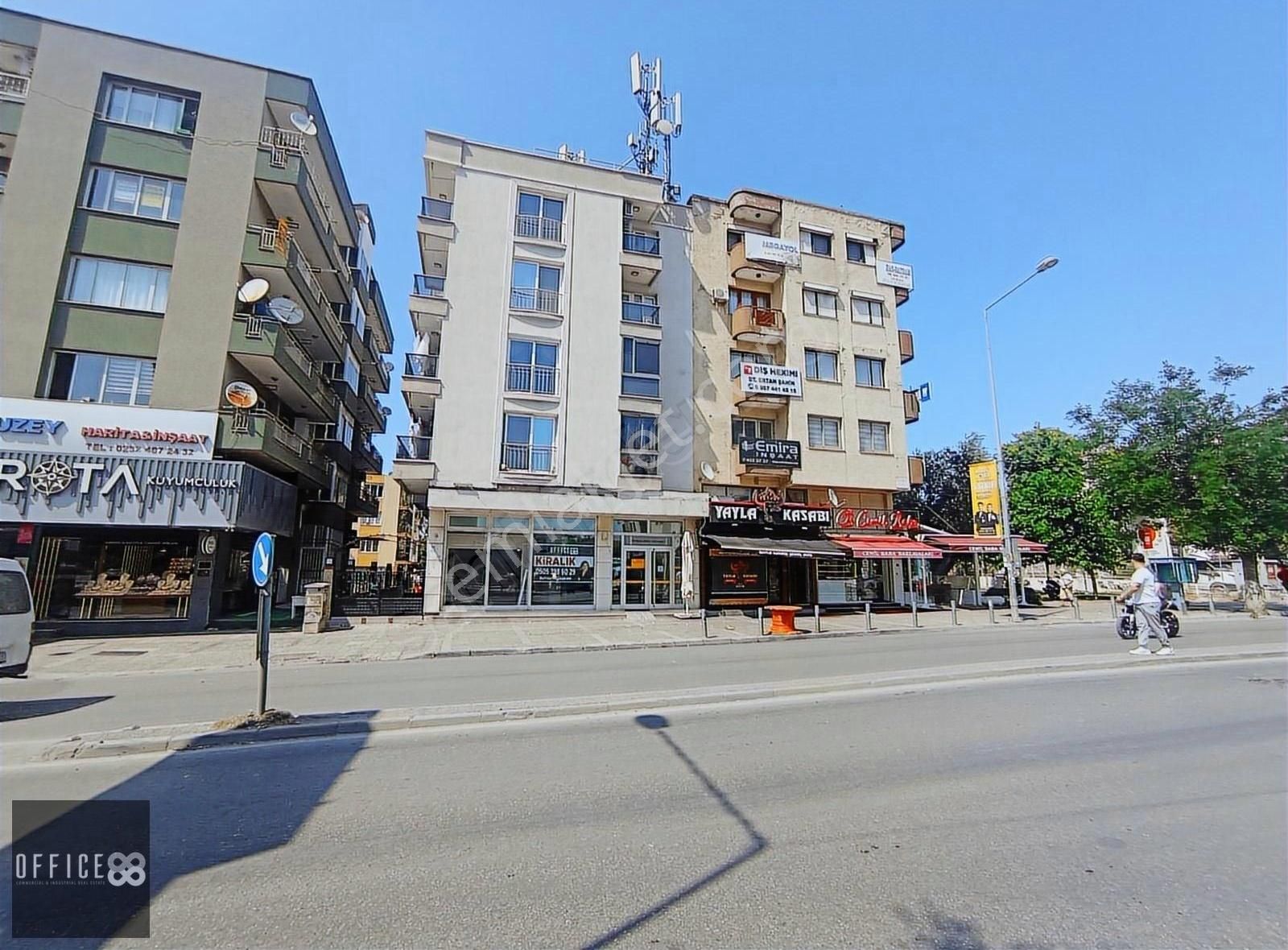 Buca Menderes Caddesinde Kiralık Dükkan