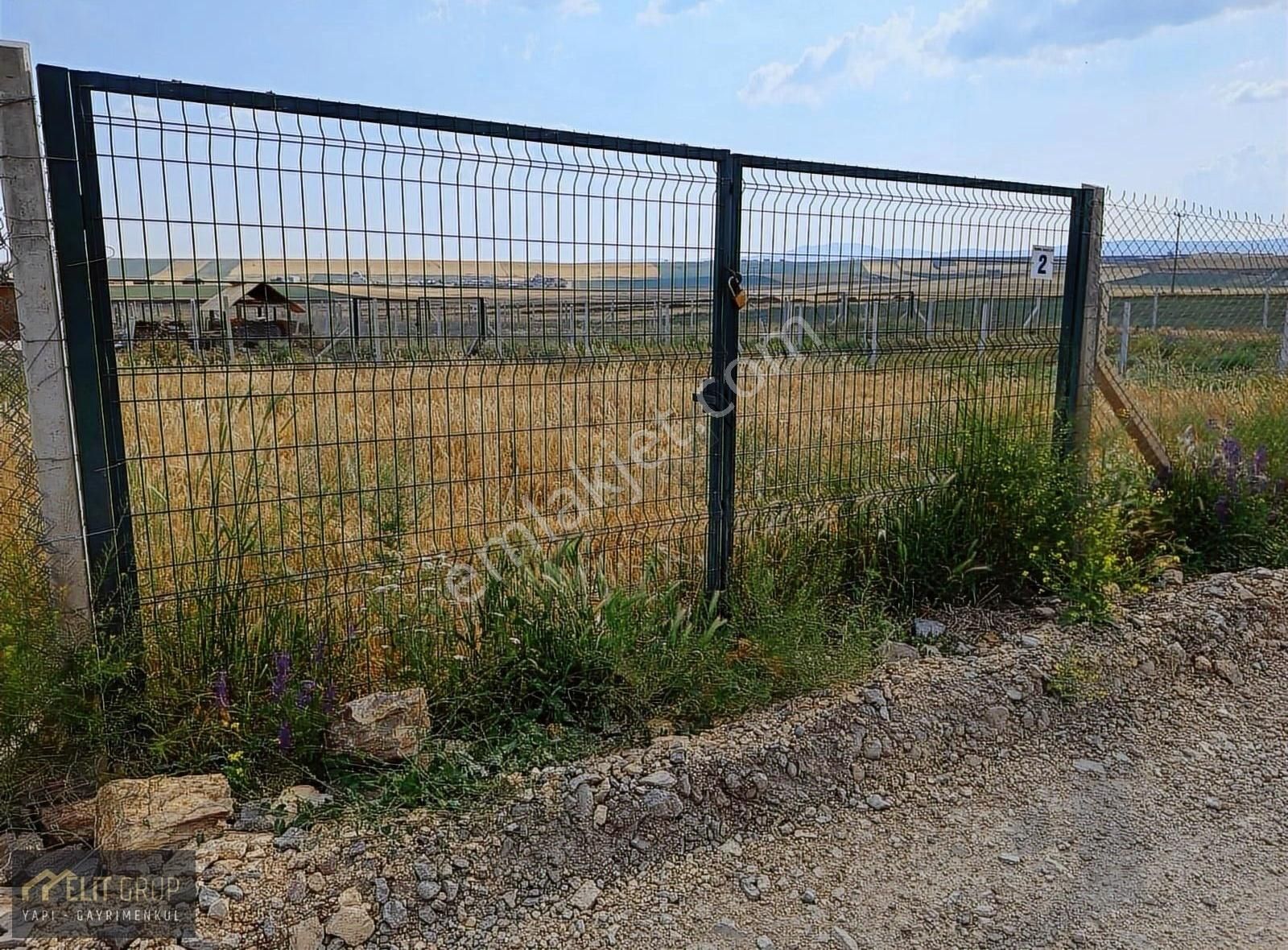 Yolu Telörgüsü Olan Çiflik Yanı 400 M2 Hisse