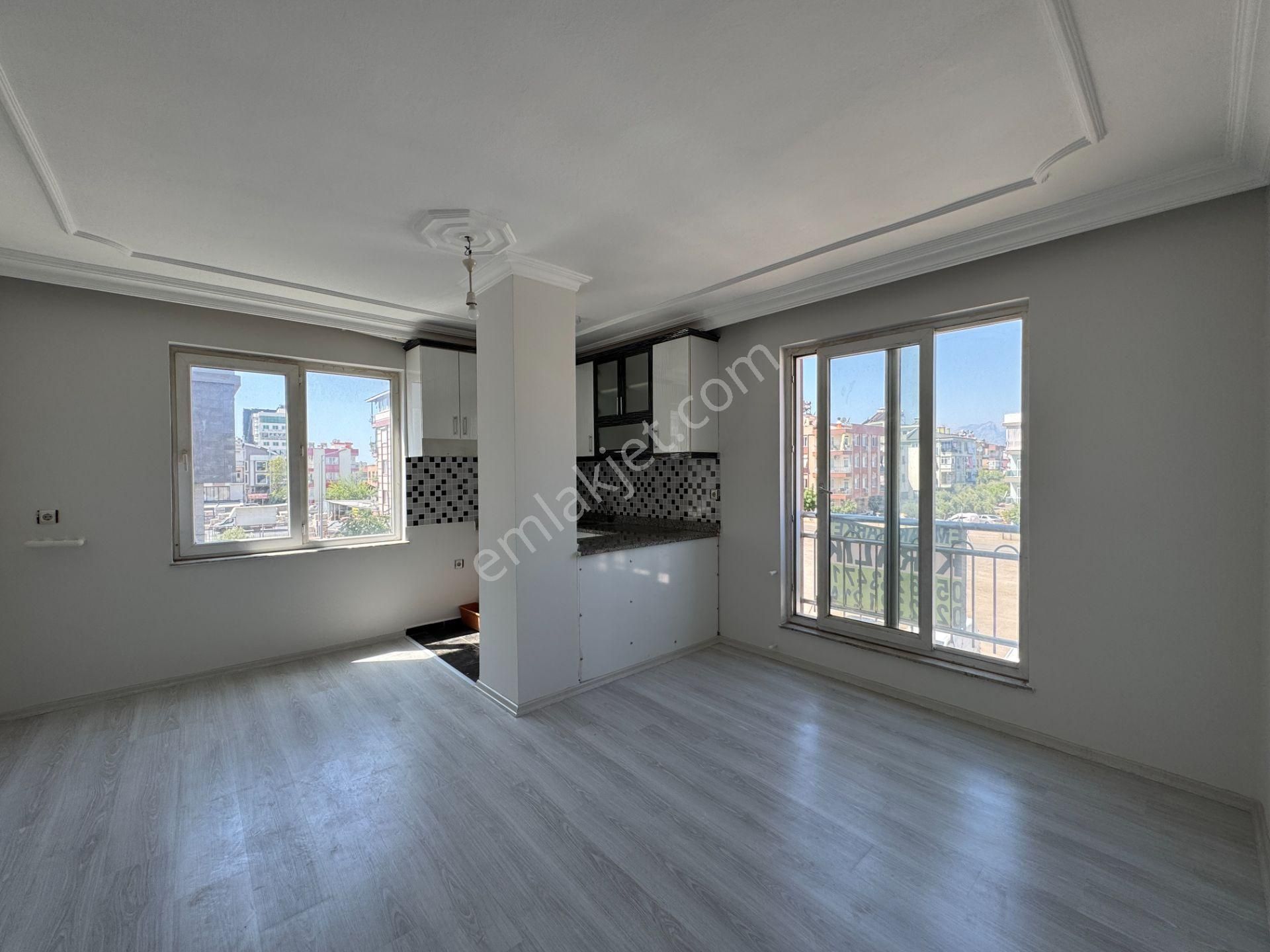 Emekte Belediye Karşısı Arakatta 2+1 Kiralık Daire