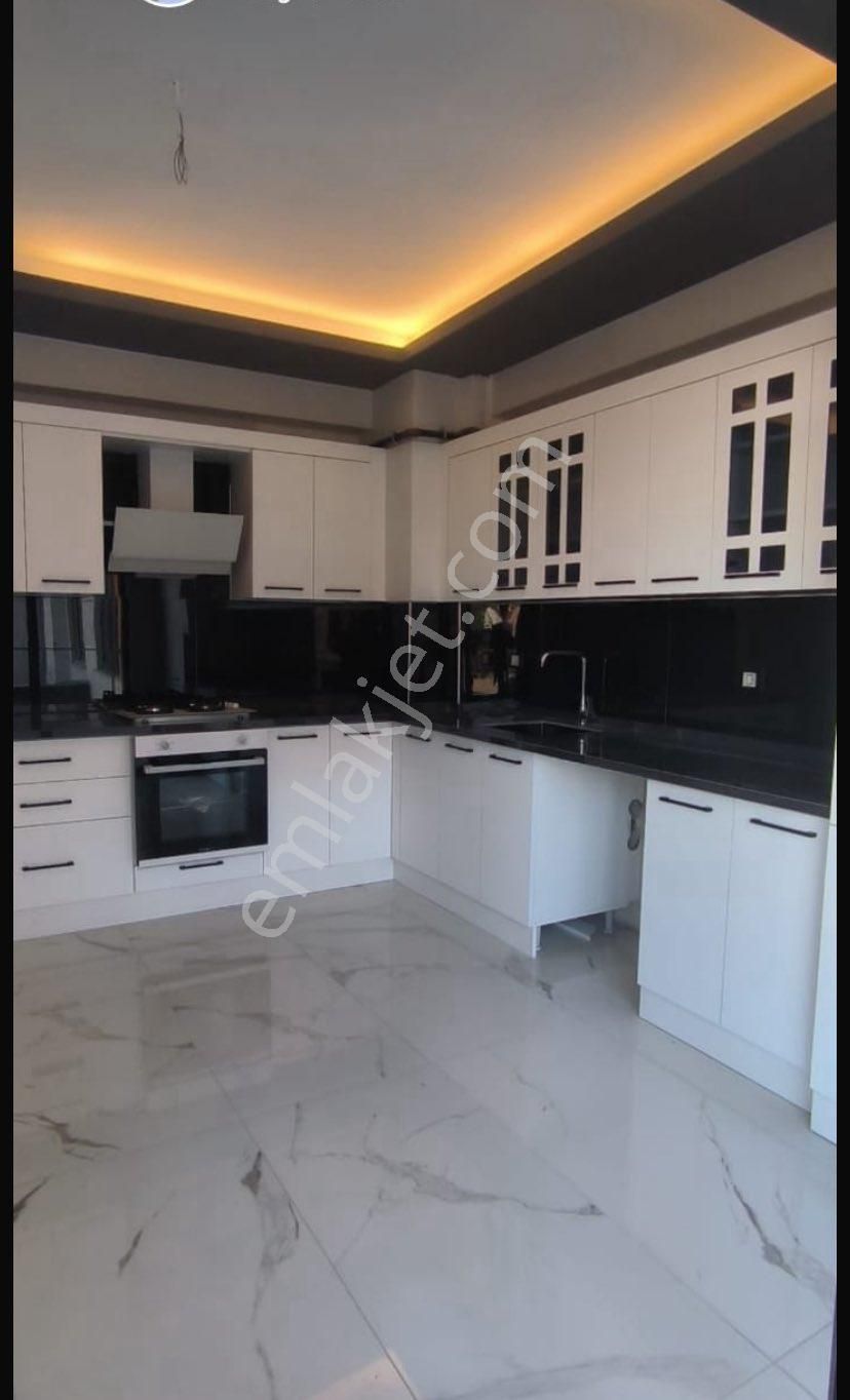 Yasin Güler Den Satılık Çimenlik Caddesi 3+1 Son Kat Daire