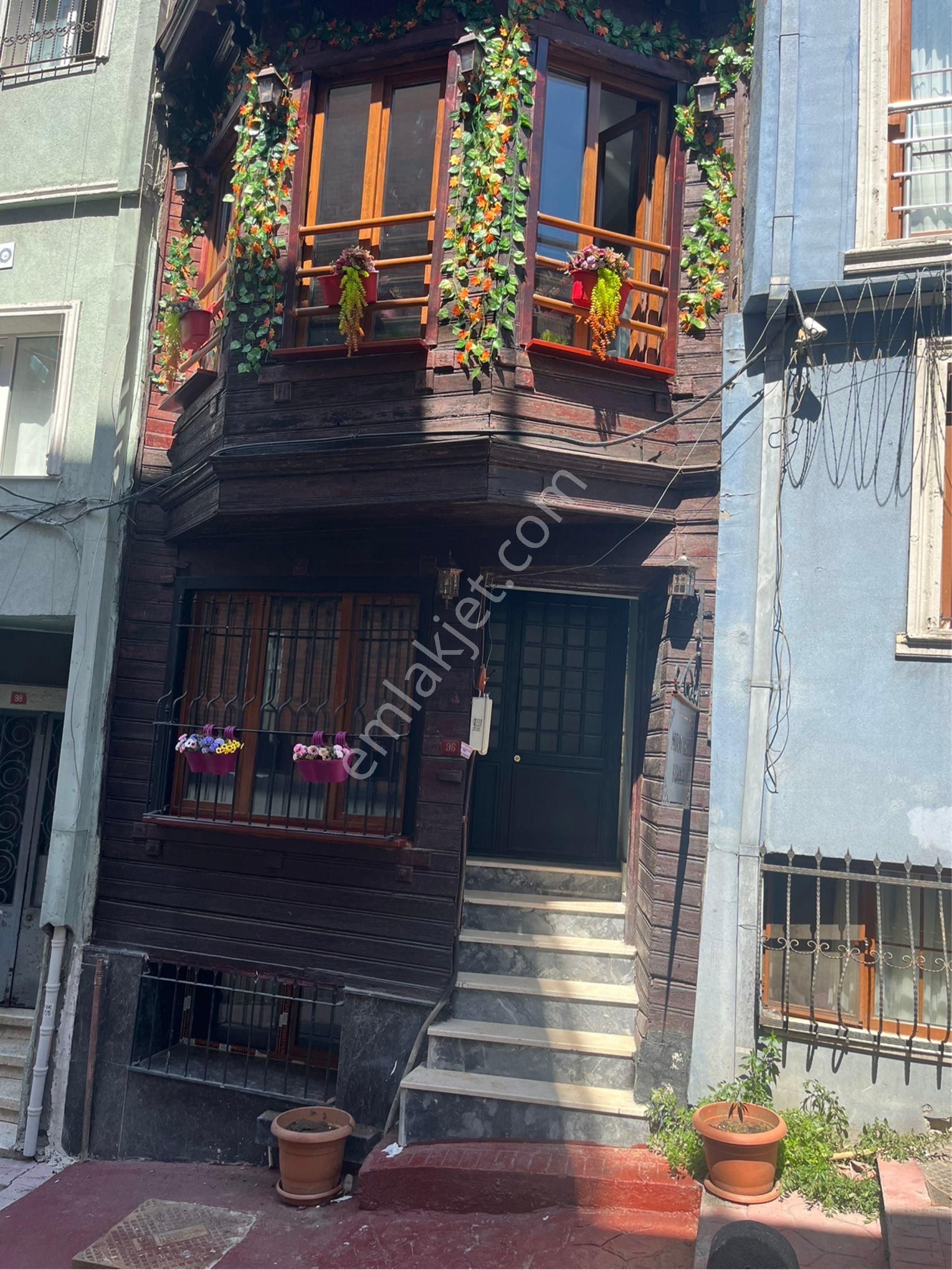 Full Eşyalı Taksimde 1+1 Daire