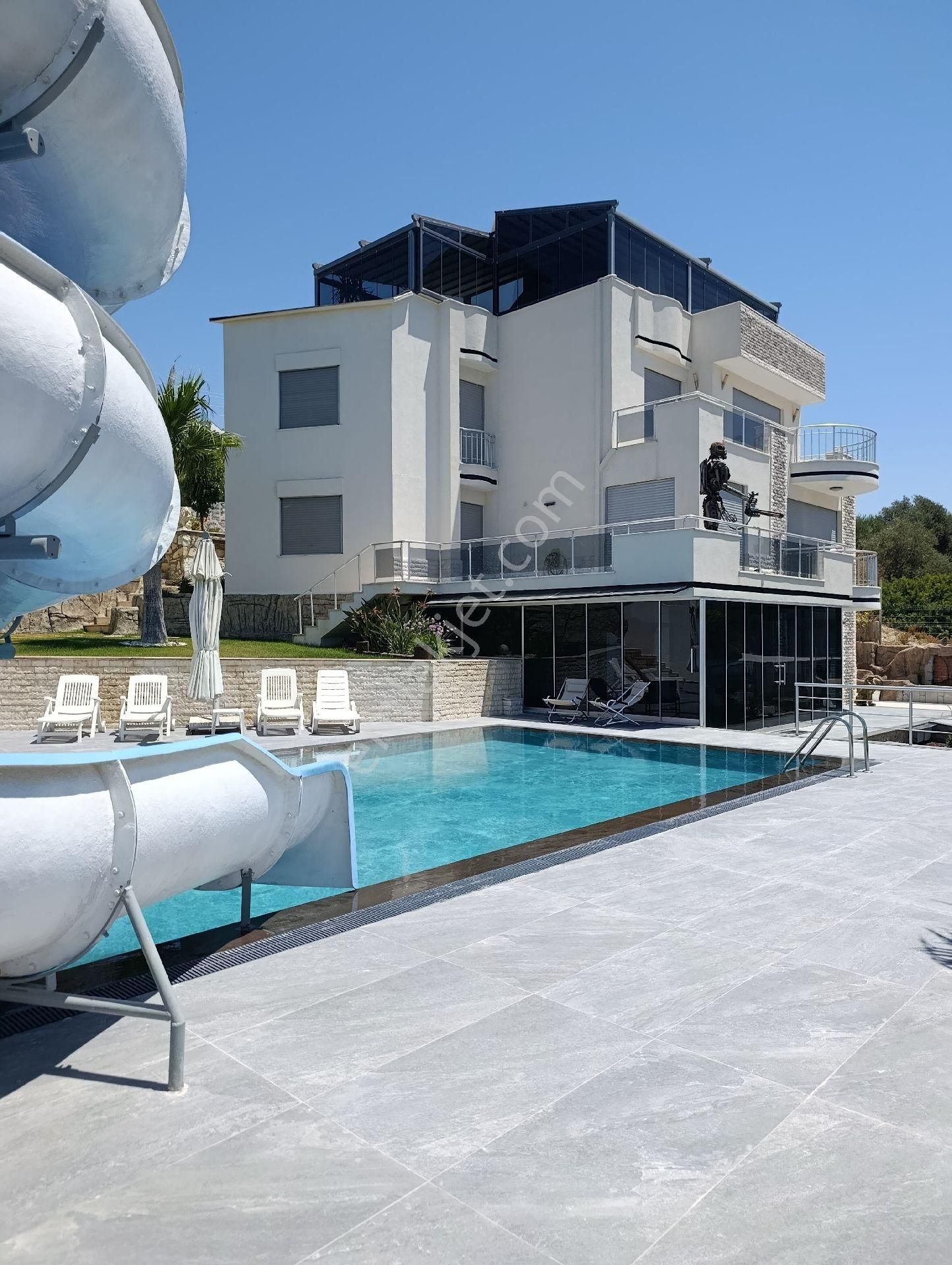 Kuşadası'nda Denize Karşı Saray Gibi Villa – Aquapark, Jakuzi, Akıllı Sistem