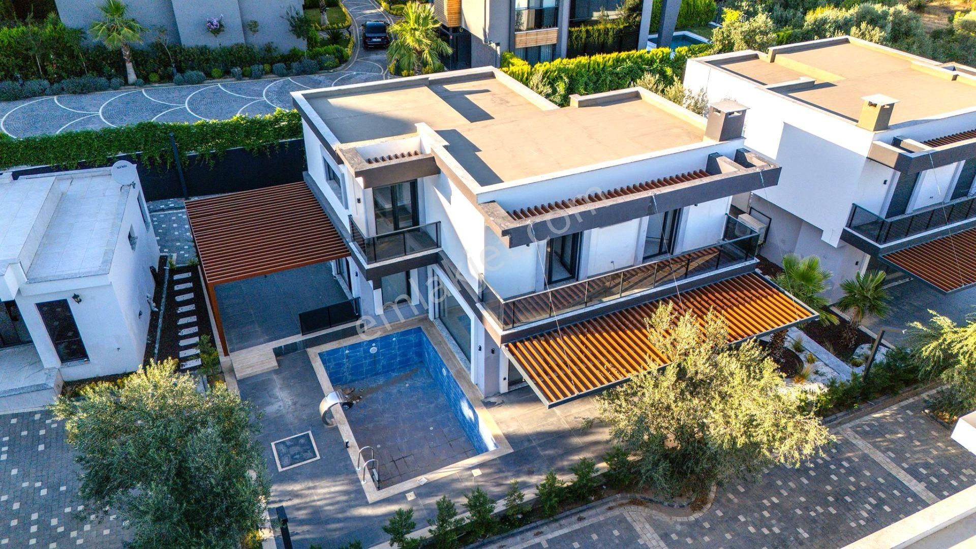 Güre'de,doğa Ve Deniz Manzaralı, Şık Tasarımlı, 5+1 Loft Villa