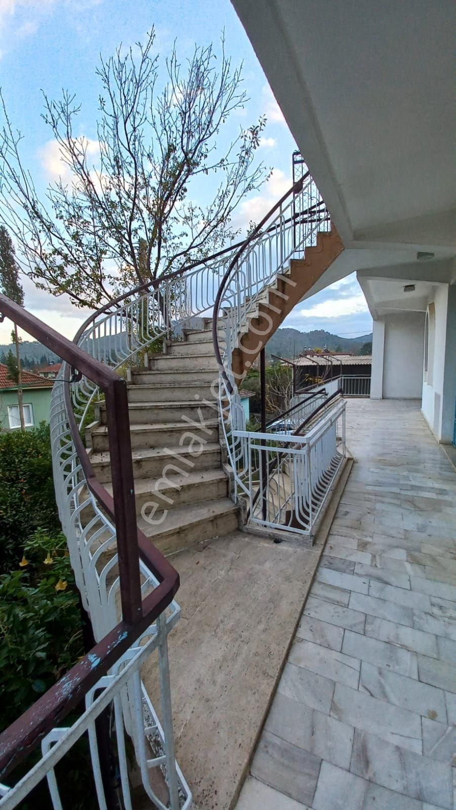 Kemer Kuzdere'de Yapı Kayıtlı, Yatırımlık 1152 M2 Arsa İçinde 2,5 Katlı Müstakil Bina