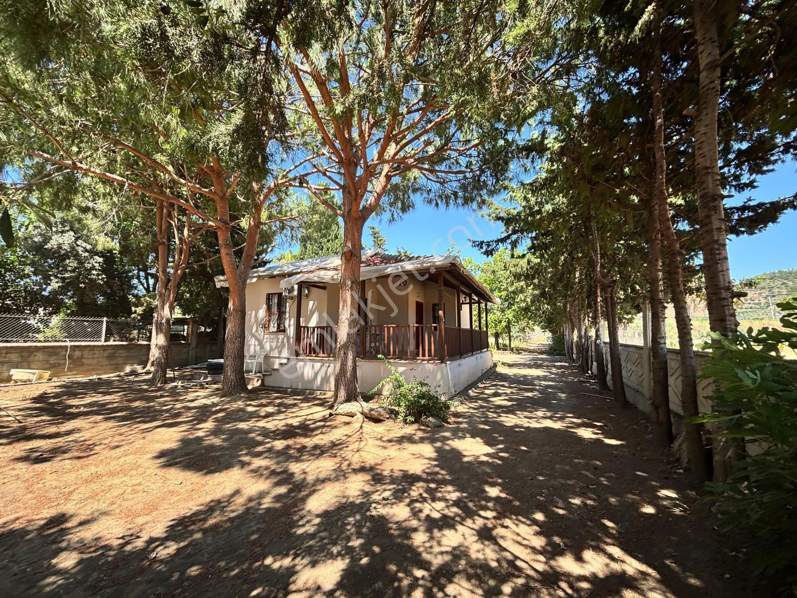 Antalya Alanya Yeşilöz'de Müstakil Plajlı 1253 M2 Arsa İçi Kiralık 2+1 Bahçeli Ev
