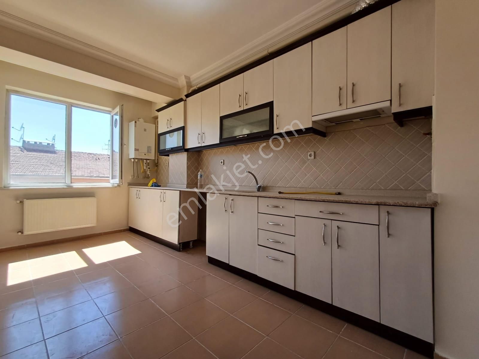Recep Ümit Emlak'tan Yenibağlar Mah. Seylap Caddesi Yakınında Kiralık 3+1 Daire