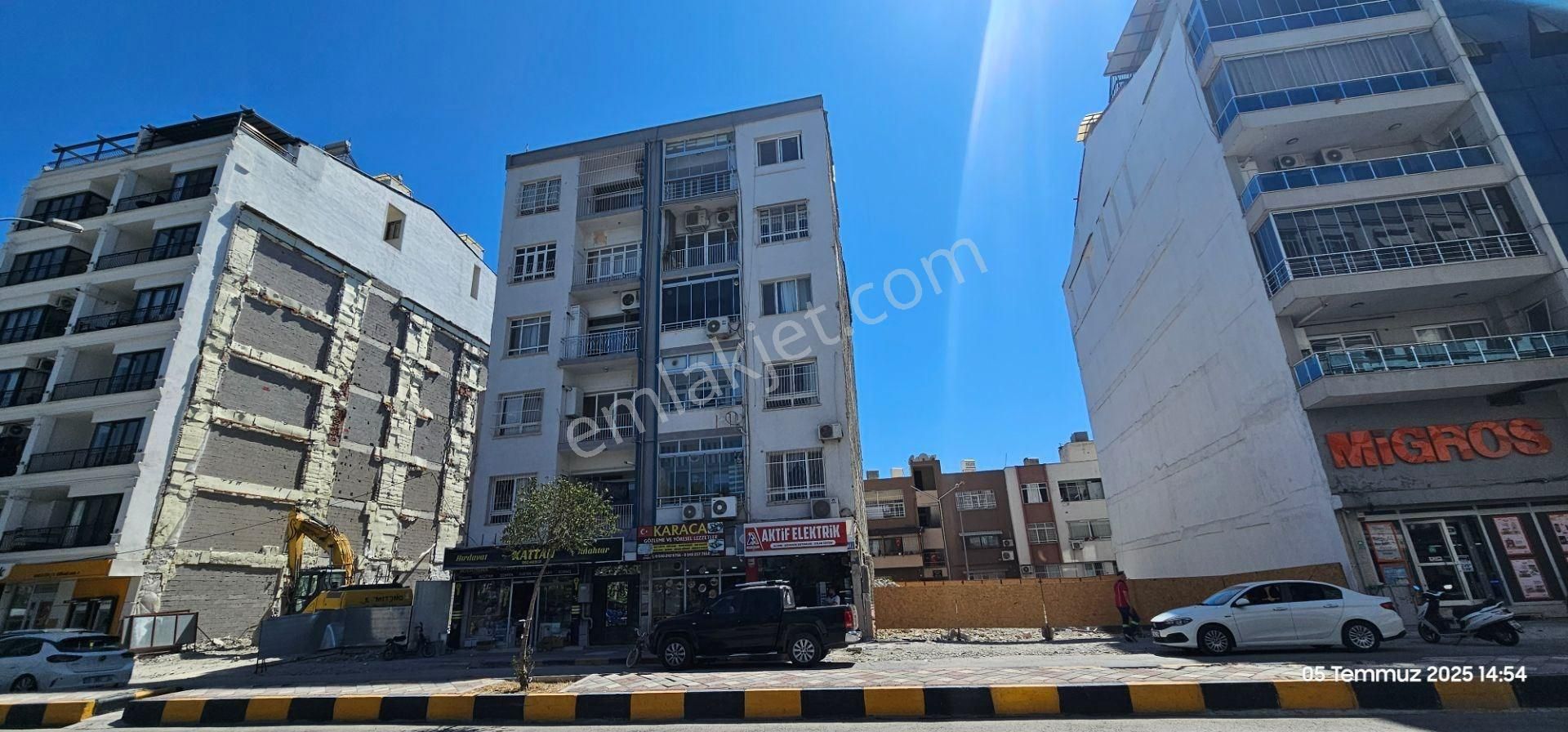Akg'den Fener Caddesinde Millet Parkı Karşısında Satılık Dükkan
