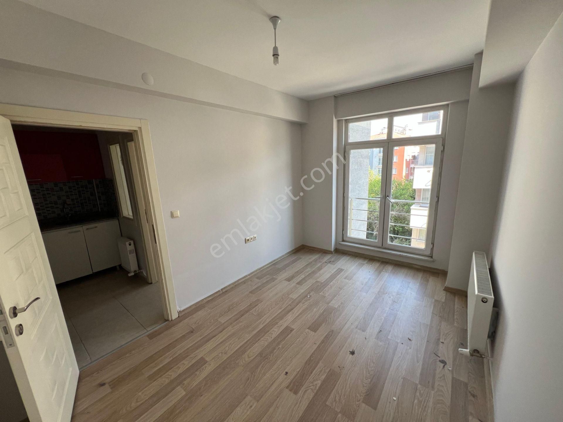 Akademi'den Bahçelievler'de Ön Cephe Kiralık 1+1