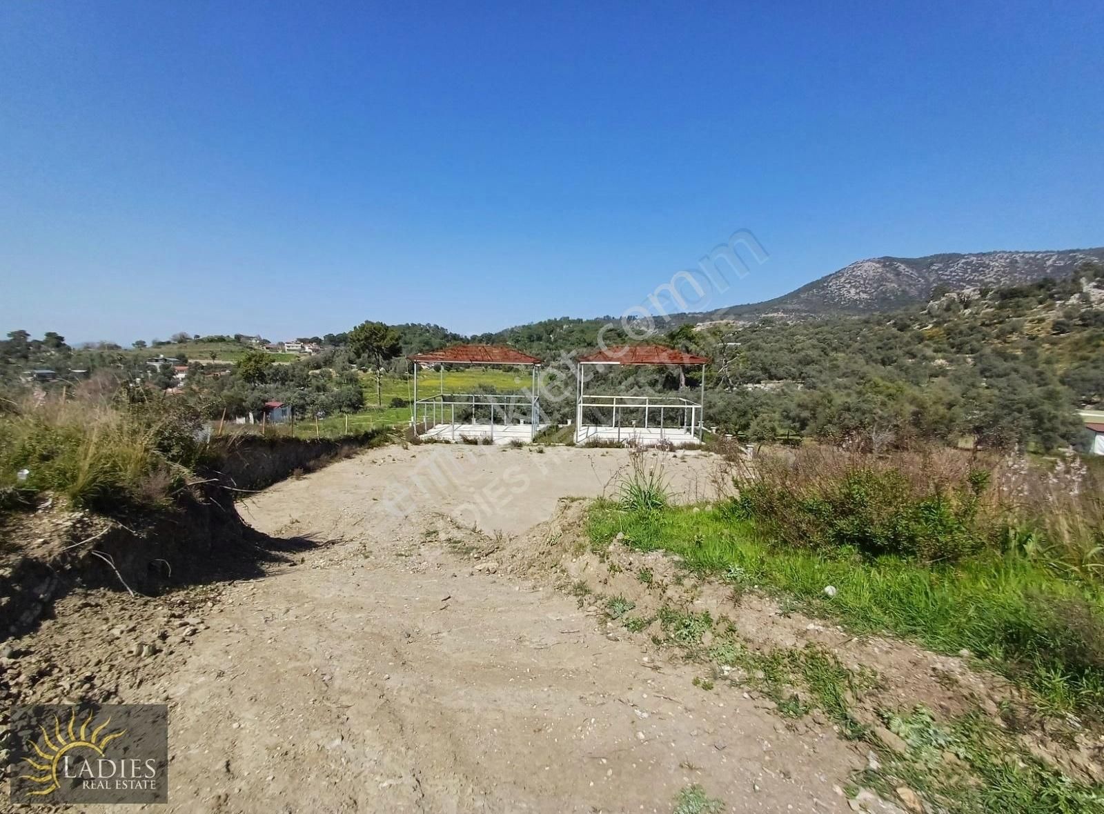 Muğla Dalaman 300 M ² Tapulu/ 2700 M² Kullanım Alanı Olan Arazi
