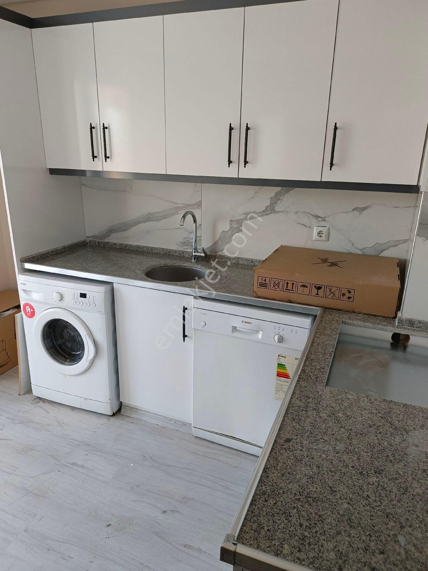 Kurudere Caddesi'ne Bir Dakika Mesafede Eşyalı Harika Ara Kat 2+1 Kiralık Daire