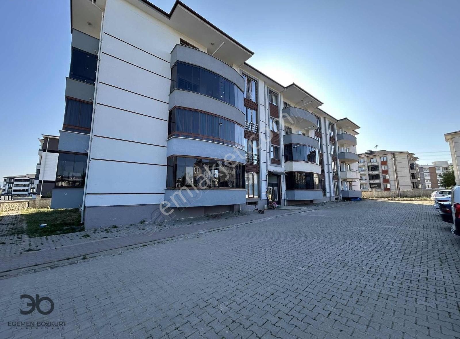 Egemen Bozkurt'tan Hendek Yenimahallede 2+1 110 M2 Ara Kat Daire