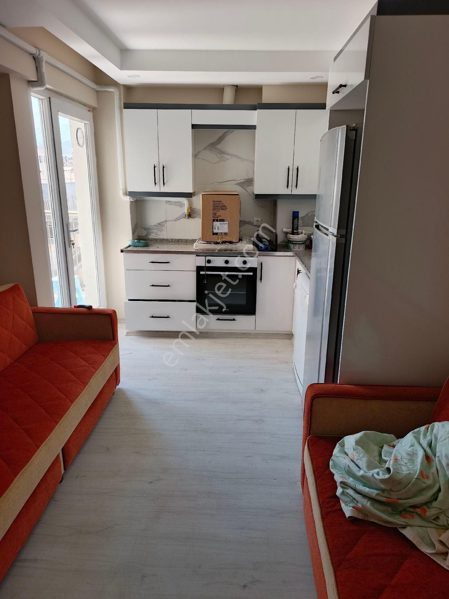Kurudere Caddesi'ne Sadece Bir Dakika Mesafede Eşyalı Mükemmel 1+1 Kiralık Daire