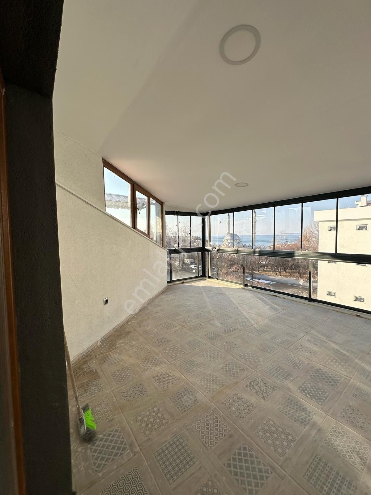Edremitte Acil Satilik Triplex Villa