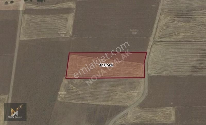 *nova* Gözebaşı/kinederiç' Te Güzel Konumlu Satılık Tarla