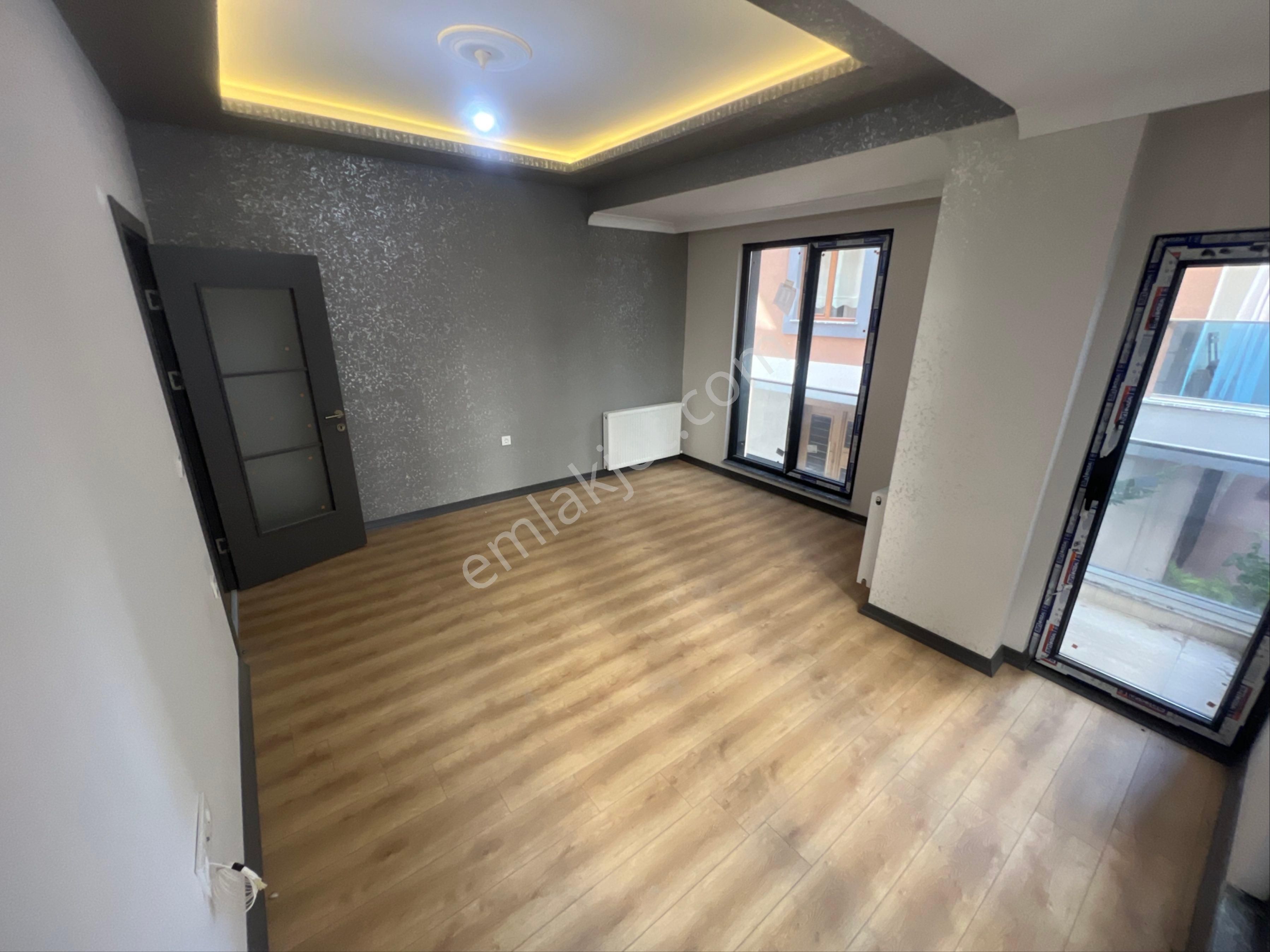 Ümraniye Çarşıda Balkonlu Arakat 2+1 Satılık Daire