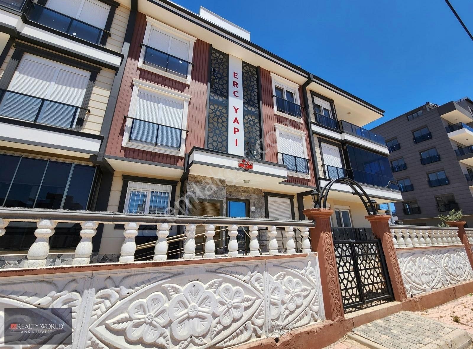 Realty World Ankadan Vali Konaklarına Yakın Ayrı Mutfaklı 3+1