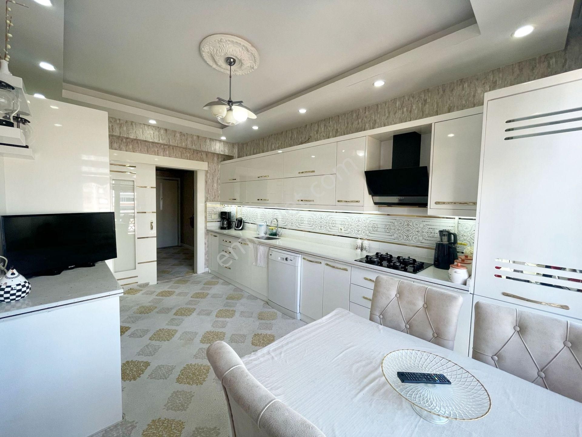 Fıstıklık'ta Cam Balkonlu Eksiksiz Ultralüx 3+1 Daire