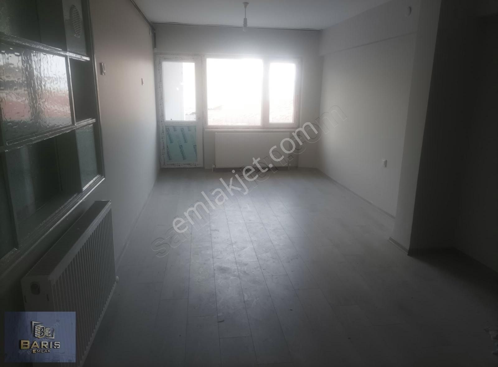 Barış Emlak'tan Namazgah Caddesinde Ara Kat Bakımlı Daire.