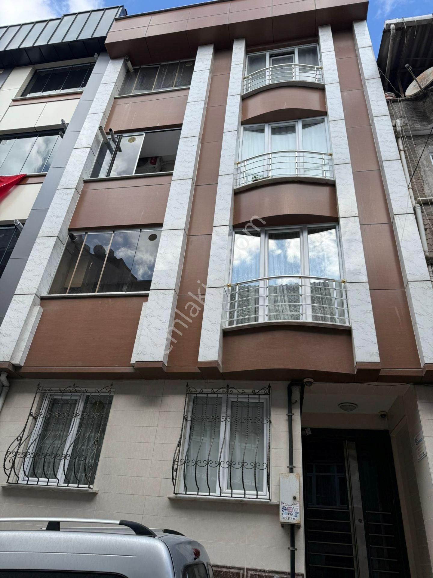 Bayrampaşada Cadde Üzerinde Satılık 5+1 Dubleks Daire