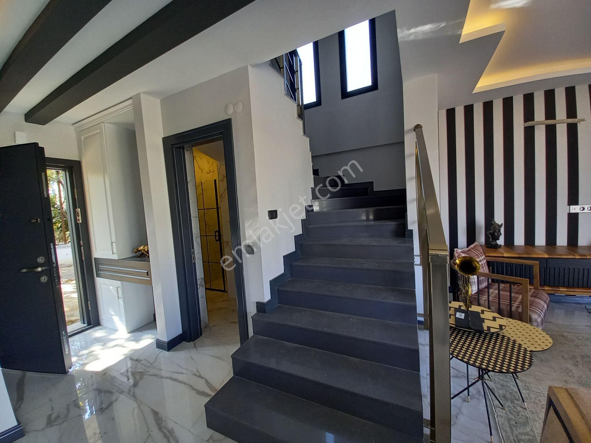 Plaja 5 Dakika! Köşe Konumda, Şahane Bahçeli Lüks Villa - Görsel 29