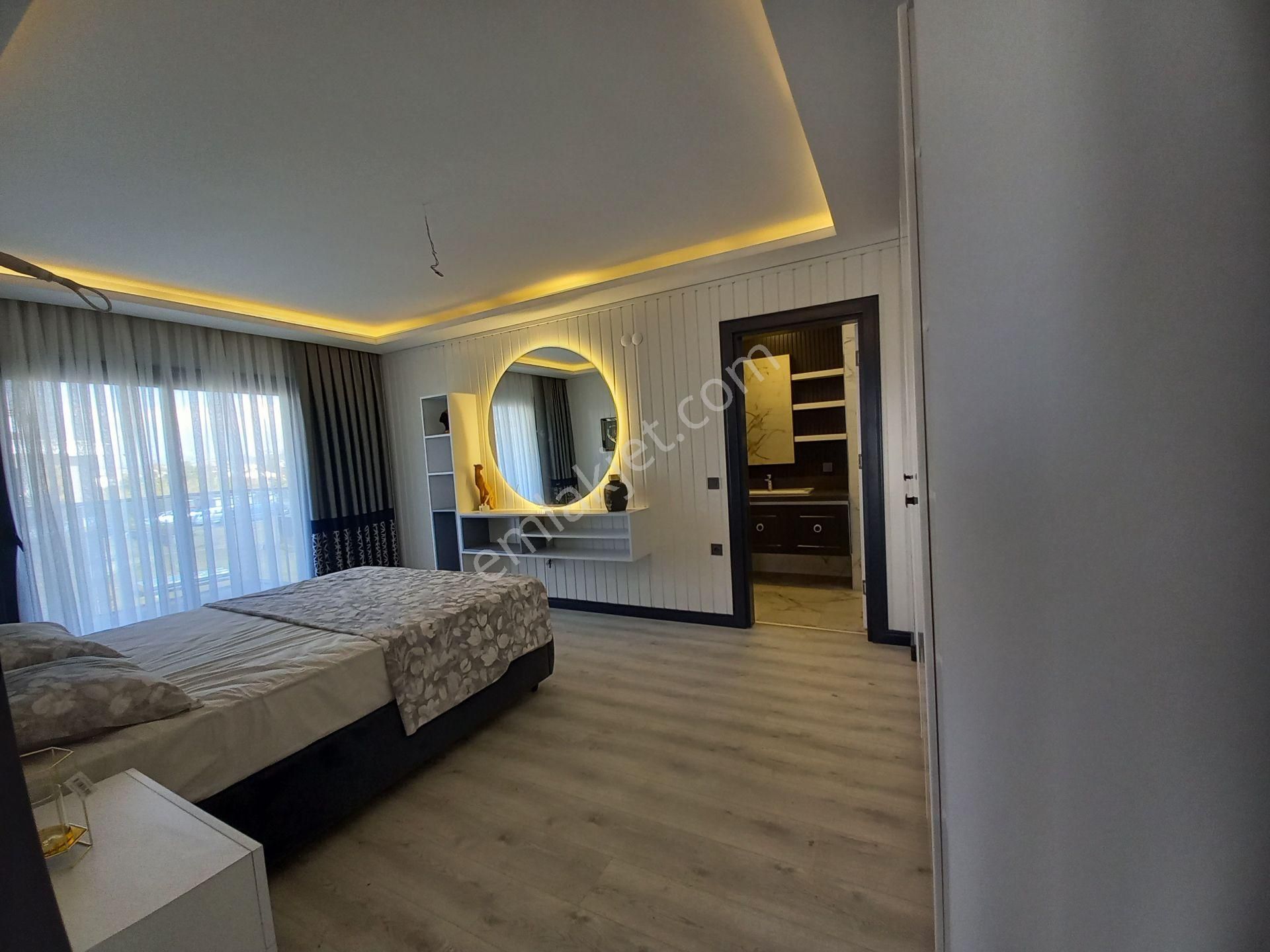 Plaja 5 Dakika! Köşe Konumda, Şahane Bahçeli Lüks Villa - Görsel 13