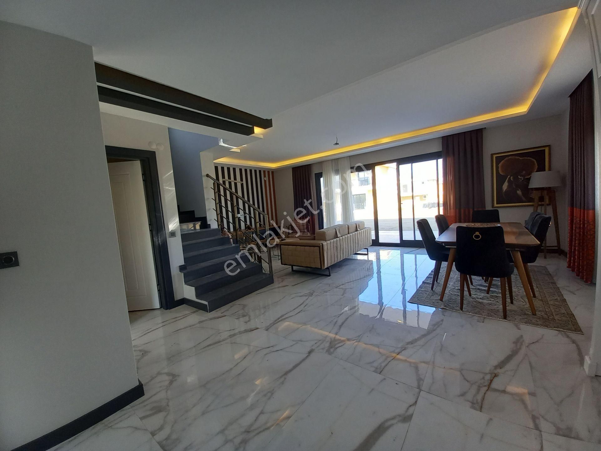 Plaja 5 Dakika! Köşe Konumda, Şahane Bahçeli Lüks Villa - Görsel 9