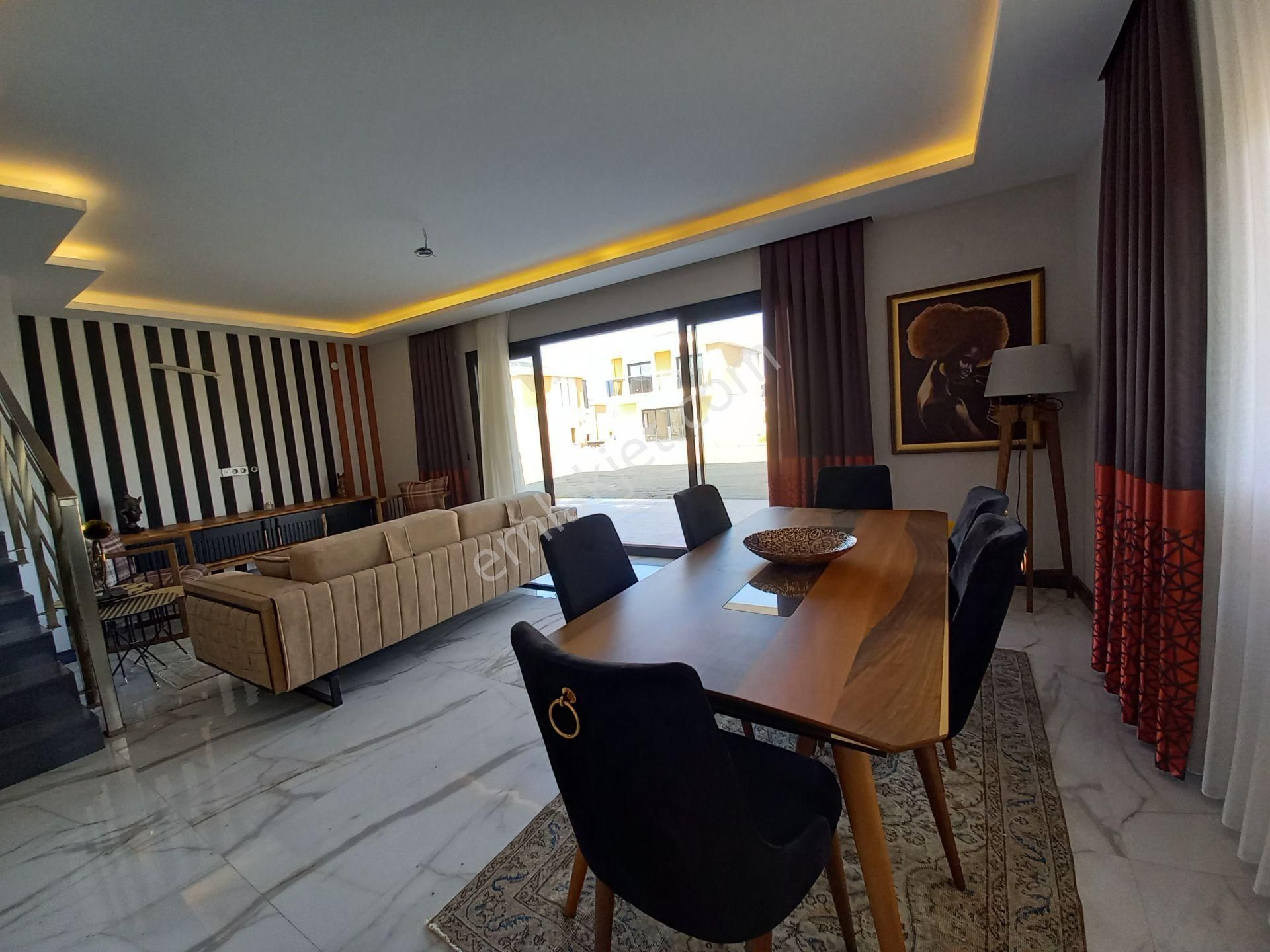 Plaja 5 Dakika! Köşe Konumda, Şahane Bahçeli Lüks Villa - Görsel 7