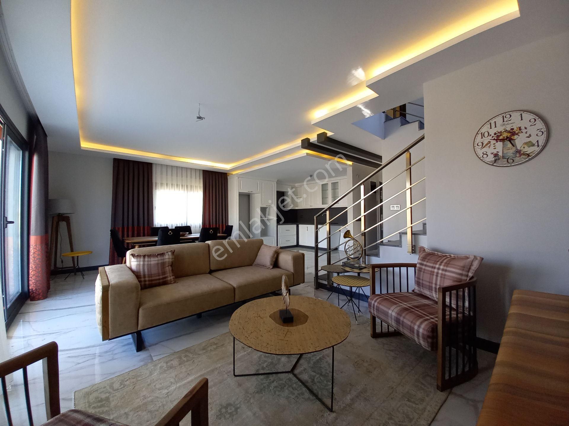 Plaja 5 Dakika! Köşe Konumda, Şahane Bahçeli Lüks Villa - Görsel 6