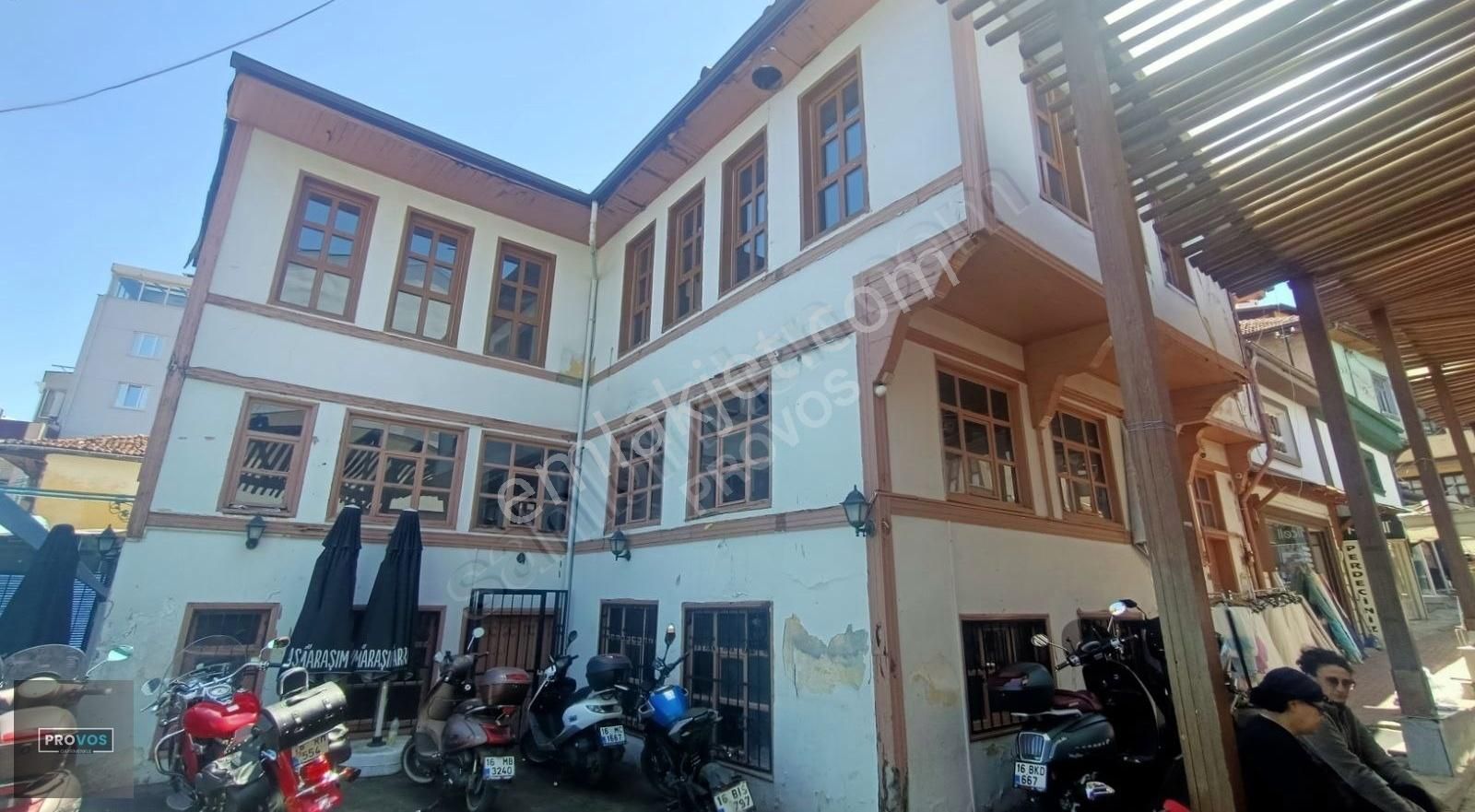 Provos Gayrimenkul, Çarşının İçinde Kiralık 3 Katlı Tarihi Bina