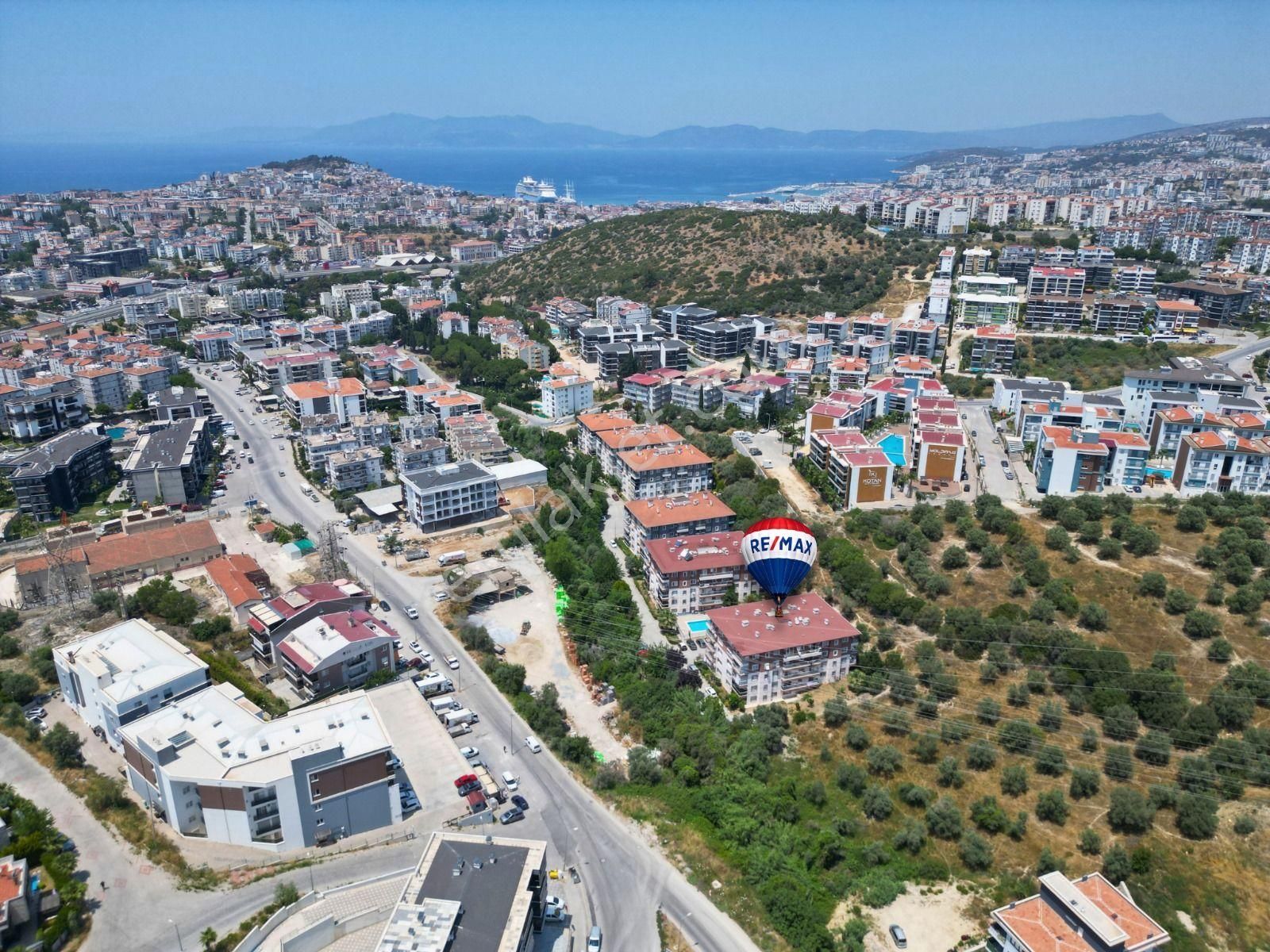 Kuşadası Merkezde Havuzlu Sitede 2 Oda 1 Salon Daire