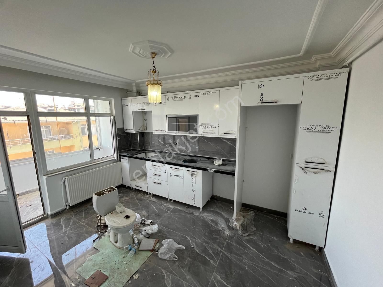 Üç Kardeşler'den Merkez Mah'de Satılık 2+1 105m² Arakat Daire
