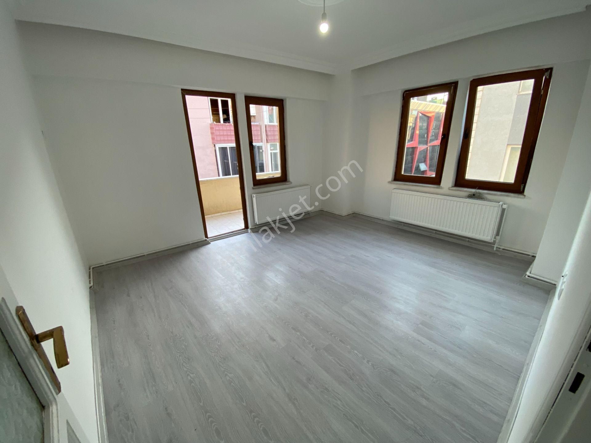Sakarya-adapazarı-çark Caddesi-merkezde-75m2-1+1-kiralık Daire